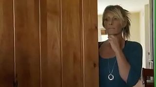 Зрелая мамка занимается сексом с однокурсником своего сына