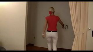 Молодой парень лижет письку мамки друга и трахает ее рукой, когда случайно заходит в гости