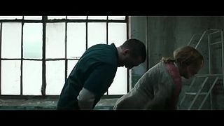 Зрелая женщина на работе ебётся на столе с молодым коллегой